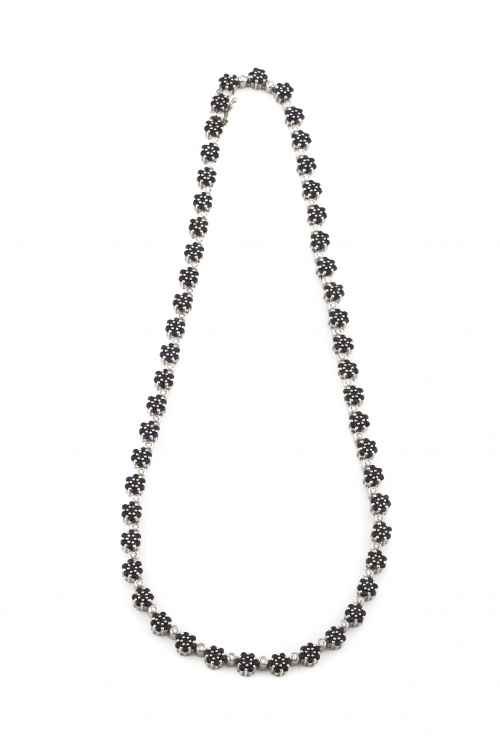 Collar  de flores de zafiros articuladas entre si con chato