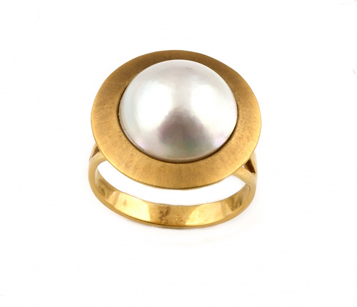 Sortija con perla mabe en montura con marco de oro mate cir