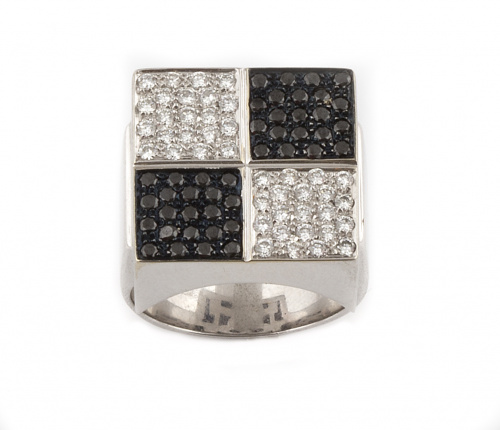 Sortija con damero de brillantes negros y bancos en montura