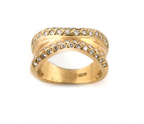 Sortija en forma de banda que estrecha en el centro, flanqu