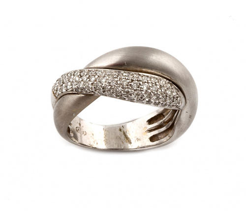 Sortija con banda de pavé de brillantes en oro liso, entrel