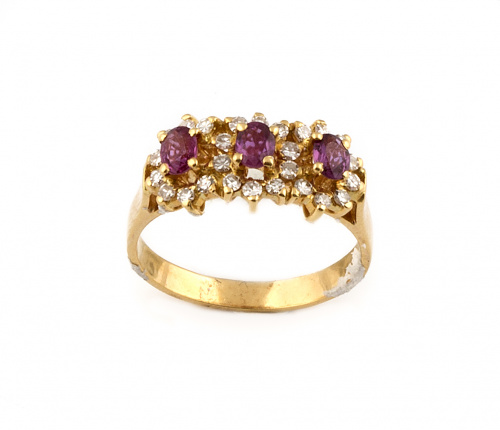 Sortija con trío de rubíes orlados de brillantes en oro ama