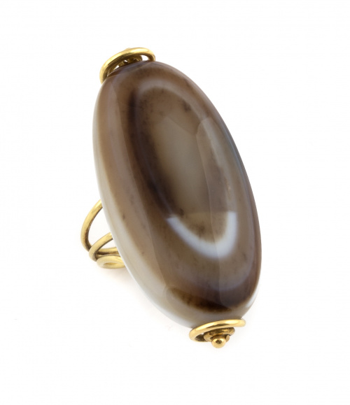 Sortija con gran ágata oval en montura de hilo de oro que d
