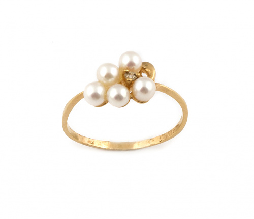 Sortija con racimo de perlas y un brillante en oro amarillo