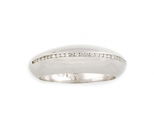 Sortija con línea central de brillantes engastados en carri