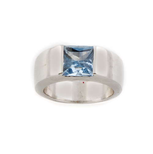 Sortija con topacio azul talla gota en montura de oro blanc