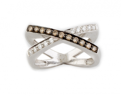 Sortija con frente de brillantes blancos y brown formando a