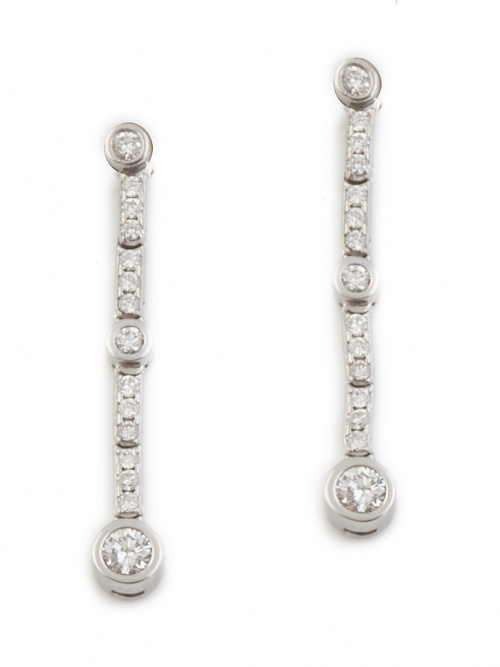 Pendientes largos de brillantes con tres chatones entre lín