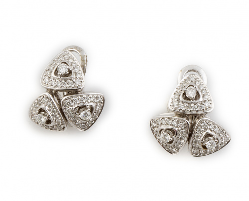 Pendientes con tres triángulos de brillantes que componen t