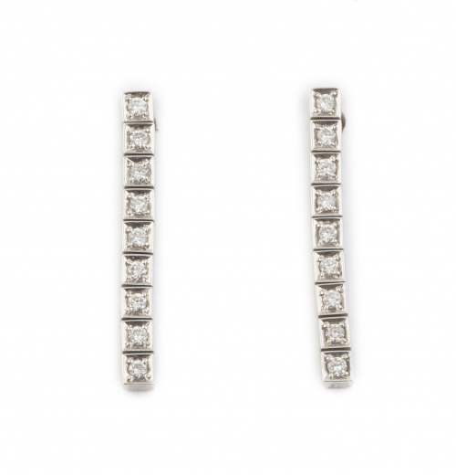 Pendientes largos con línea rivière de nueve brillantes en 