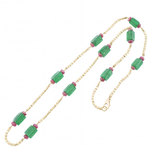 Collar largo con vidrios verdes prismáticos con intaglios e