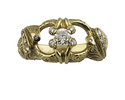 Sortija portuguesa con  trabajo cincelado calado que dibuja