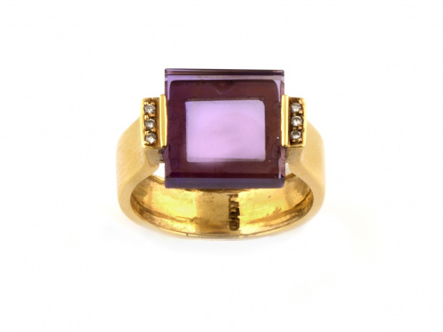 Sortija con amatista cuadrada entre dos bandas de brillanti