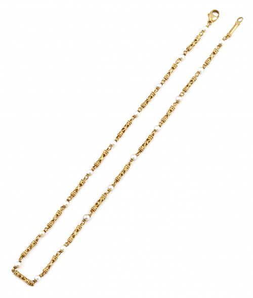 Cadena con perlas y piezas en forma de columna calada en or