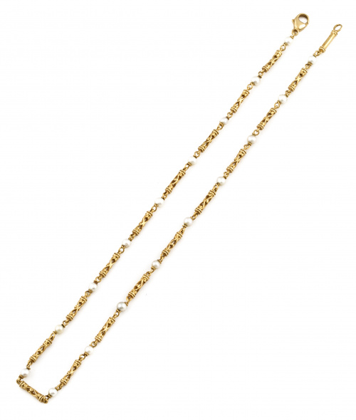 Cadena con perlas y piezas en forma de columna calada en or