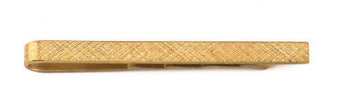 Barra de corbata con decoración de trama grabada en oro