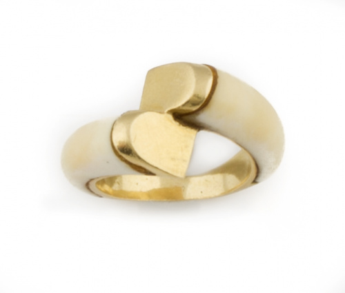 Sortija de marfil en montura de oro amarillo de 18K.