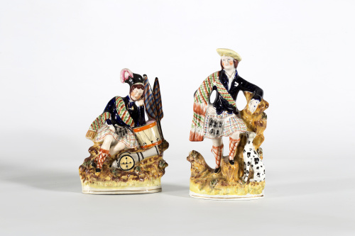 “Escoceses”.Pareja de figuras de loza esmaltada.Staffords