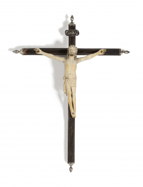 Cristo crucificado en marfil tallado y policromado en cruz 