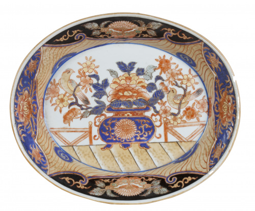 Fuente en porcelana esmaltada, de estilo Imari.