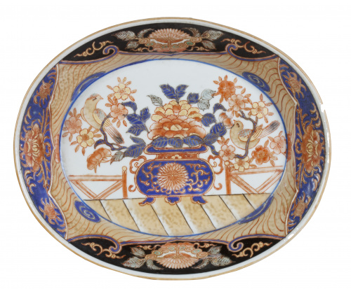 Fuente en porcelana esmaltada, de estilo Imari.