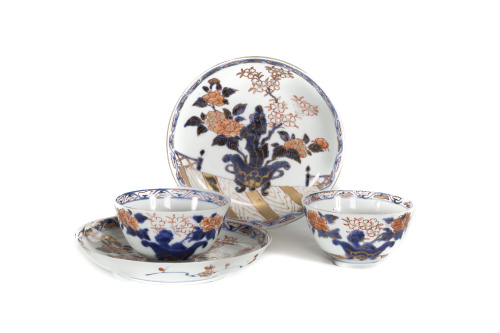 Conjunto de dos tazas y dos platos en porcelana esmaltada.