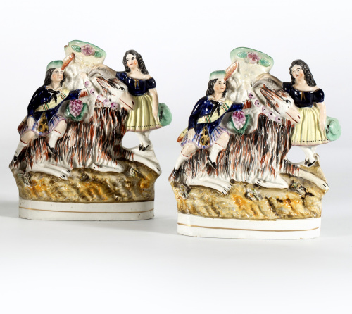 “Spillvases”En loza esmaltada con personajes.Staffordshir