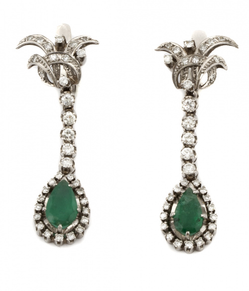 Pendientes largos años 50 con perillas de esmeraldas orlada