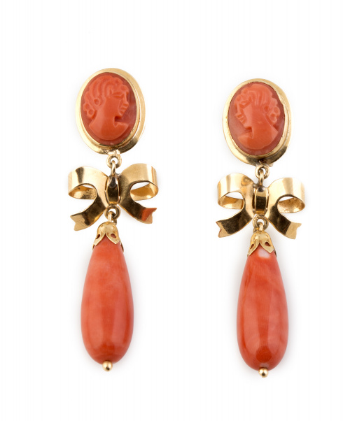 Pendientes largos de coral con camafeo, pieza intermedia en