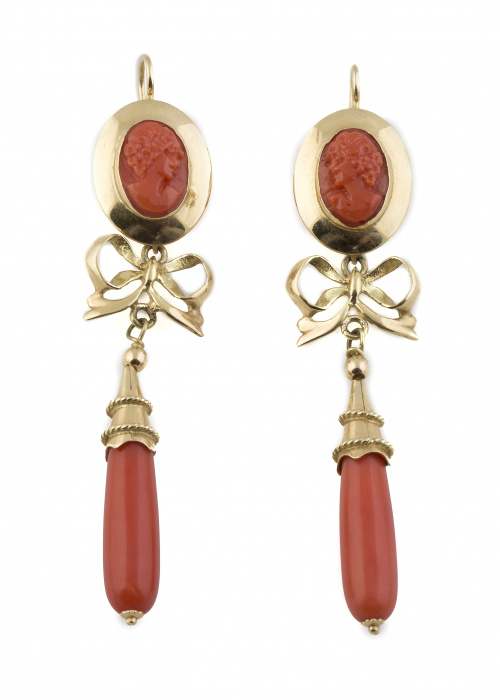 Pendientes largos de coral con camafeo en marco oval, pieza