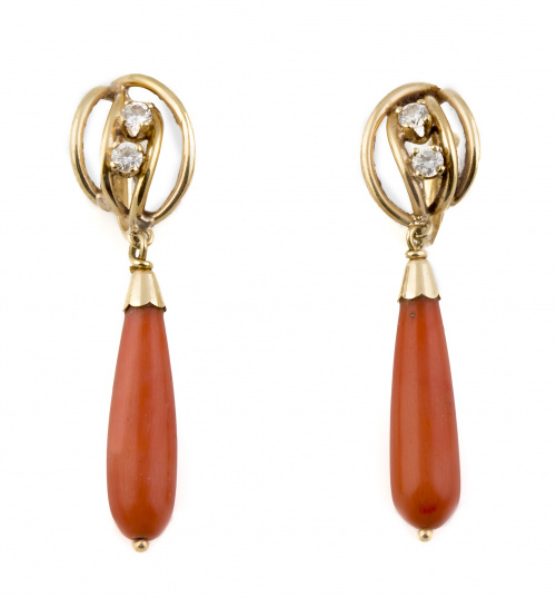 Pendientes largos con perillas de coral colgantes de pieza 