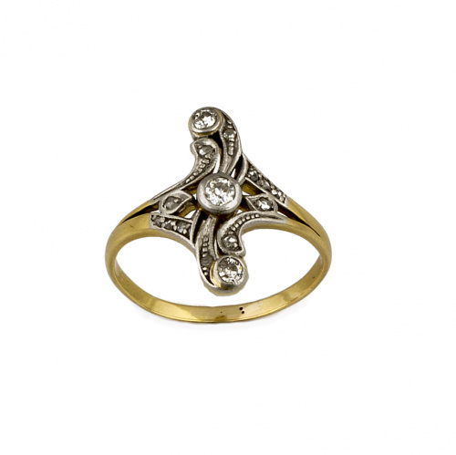 Sortija lanzadera pp s.XX con brillante en chatón central, 