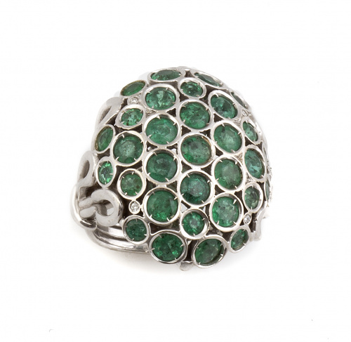 Original sortija oval años 70 con cuajado de esmeraldas en 