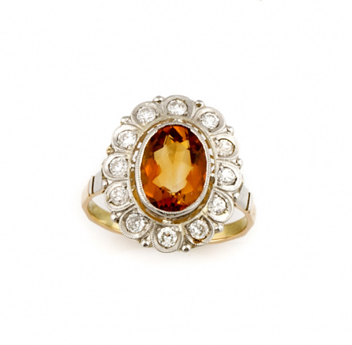 Sortija con topacio oval de 2 ct. aprox orlado de brillante