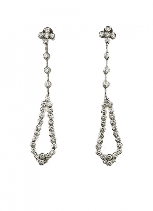 Pendientes largos estilo eduardiano con líneas de chatones 