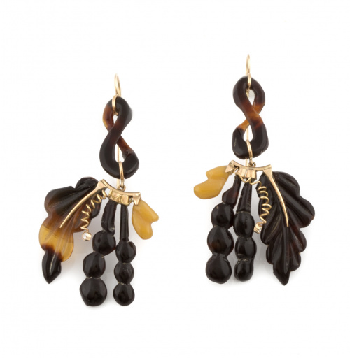 Originales pendientes largos con hojas de carey talladas ad