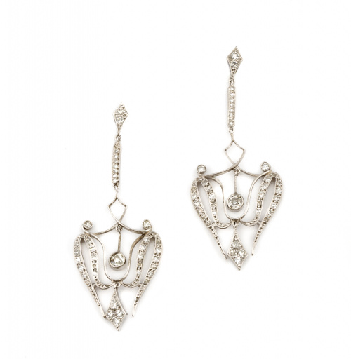 Delicados pendientes largos estilo Belle époque con brillan