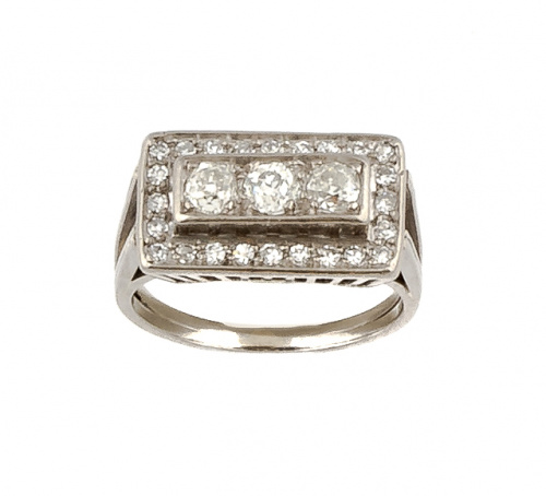 Sortija chevalière de brillantes años 30 con tresillo centr