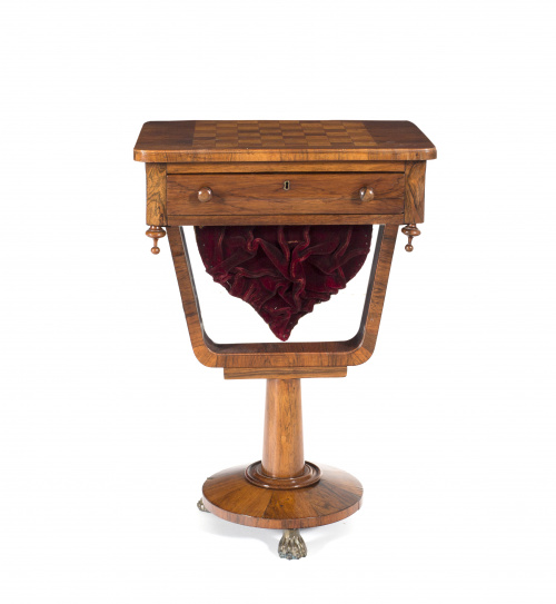 Costurero Guillermo IV en madera de palo santo y raíz de no