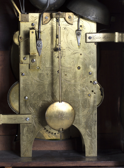 Reloj bracket en madera de caoba con aplicaciones, monturas