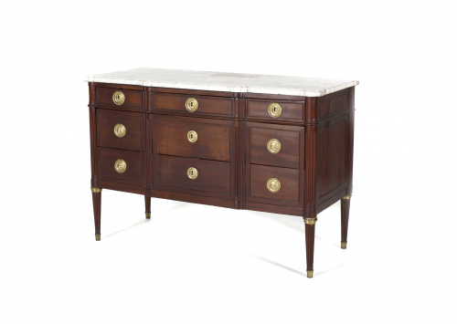 Cómoda Luis XVI en madera de caoba, con herrajes y aplicaci