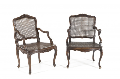 Conjunto de dos butacas Luis XV “a la reina” en madera de n