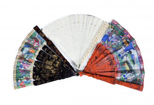 Abanico con país pintado decorado con escenas cortesanas; p