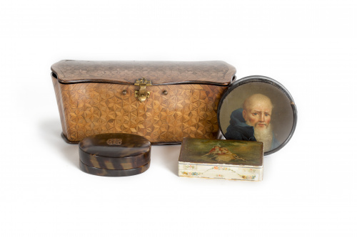 Caja de estilo Luis XV con marquetería geométrica, en palo 