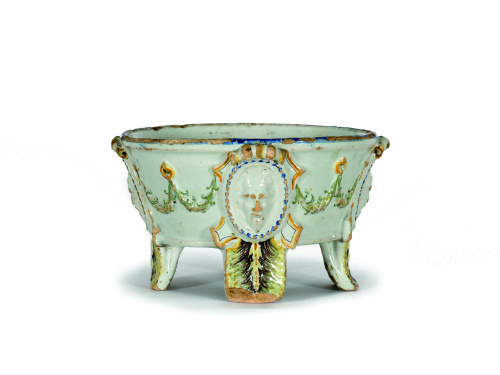 Centro de “maiolica” esmaltada en ocre, verde y azul. Trab