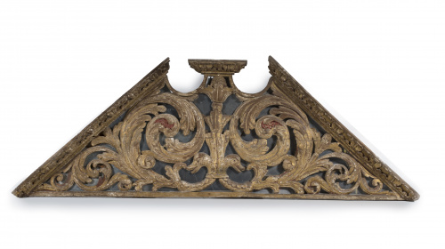 Frontón de madera tallada y dorada, con hojas de acanto, re