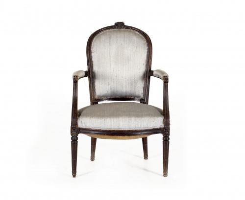 Butaca Luis XVI en madera de nogal tallada.Francia, ff. S.