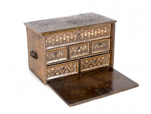 Arqueta en madera de nogal con taracea plateresca en hueso.