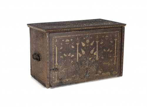 Arqueta en madera de nogal con taracea plateresca en hueso.