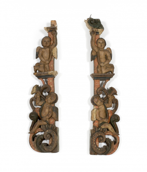 Pareja de remates de madera tallada y policromada.Trabajo 